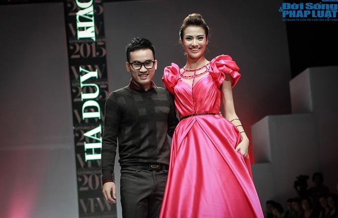 Hồng Quế lộng lẫy, nổi bật trong trang phục của NTK Hà Duy